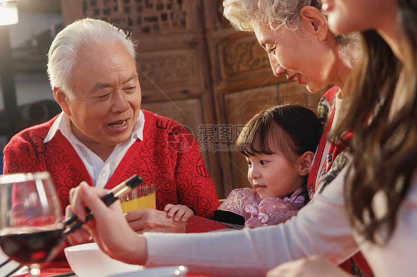 幸福的祖父母和孙女用餐图片