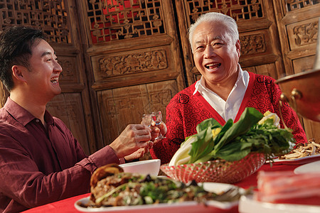 幸福父子吃年夜饭喝酒图片