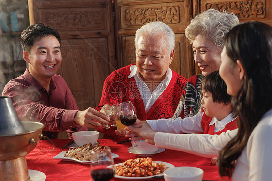 幸福的东方家庭过年举杯庆祝图片