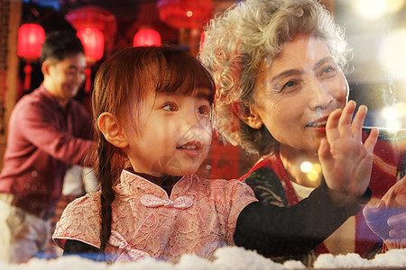 小女孩和祖母看向窗外图片