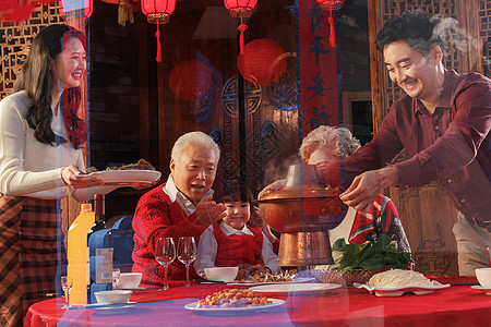 幸福东方家庭准备过年吃的团圆饭图片