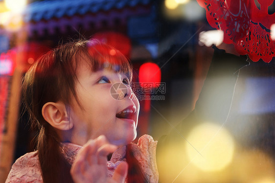 可爱的小女孩贴窗花图片