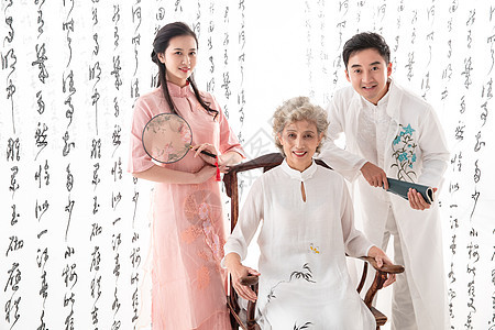 穿中式服装的复古家庭图片