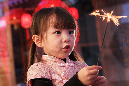 手拿烟花的可爱小女孩图片