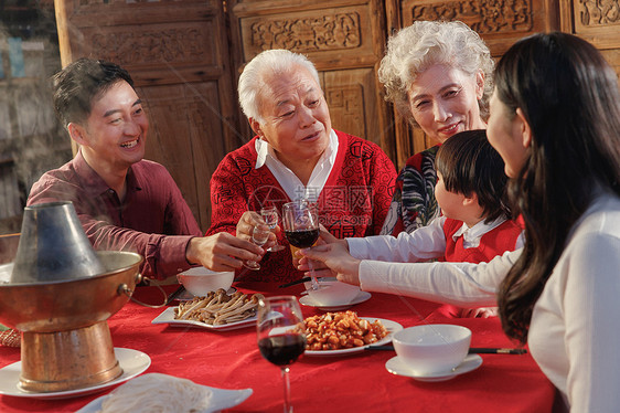 幸福的东方家庭过年举杯庆祝图片