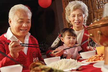 幸福的祖父母和孙女用餐图片