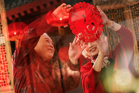 老年夫妇贴窗花图片素材