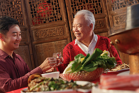 白酒文化幸福父子吃年夜饭喝酒背景