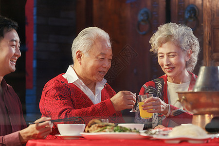 幸福老年夫妇干杯庆祝图片