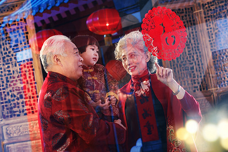 快乐的祖父母抱着孙子图片