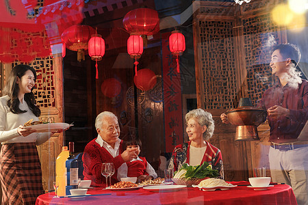 幸福东方家庭准备过年吃的团圆饭图片