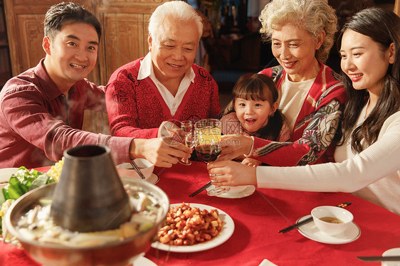 幸福的东方家庭过年举杯庆祝图片