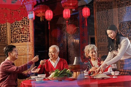幸福的东方家庭过年吃团圆饭图片