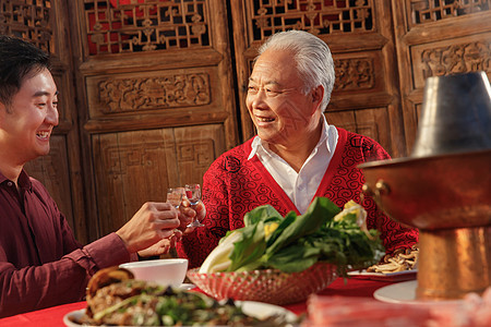 幸福父子吃年夜饭喝酒图片