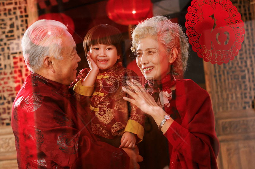幸福的祖父母抱着孙子图片