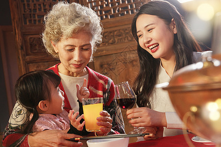 红酒庆祝青年女人带着女儿陪母亲用餐背景