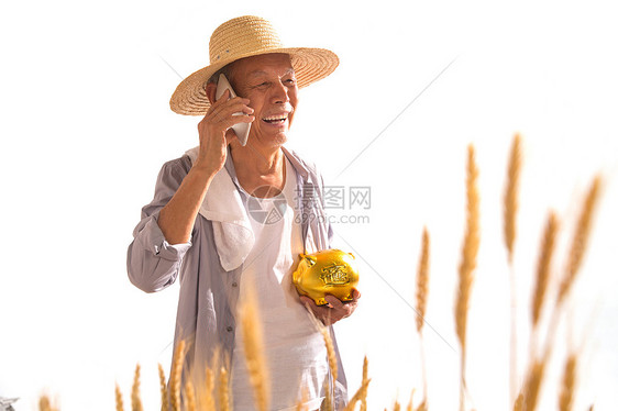 老农民在打电话图片