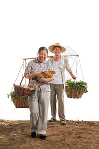 农民夫妇拿着蔬菜和家禽图片