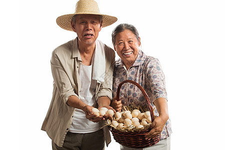 农民夫妇拿着柴鸡蛋图片