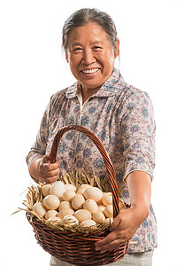 农民生活农民拿着鸡蛋背景