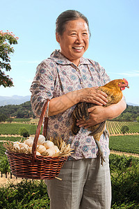 农民拿着鸡蛋和母鸡图片