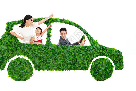 快乐的一家人驾驶绿色环保汽车出行图片
