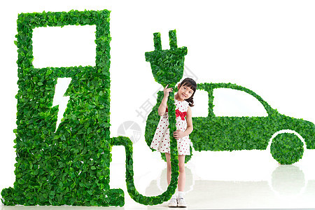快乐的小女孩给新能源汽车充电图片