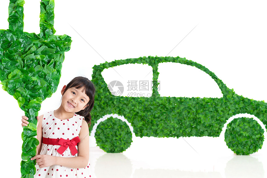 快乐的小女孩给新能源汽车充电图片