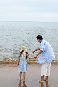 快乐父女在海边玩耍图片