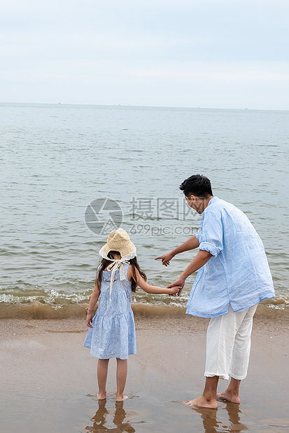 快乐父女在海边玩耍图片