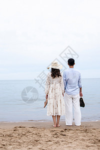 浪漫的青年夫妇站在海边图片