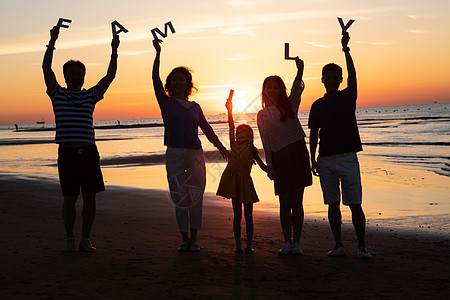 海滩晚霞在海边度假的快乐家庭背景