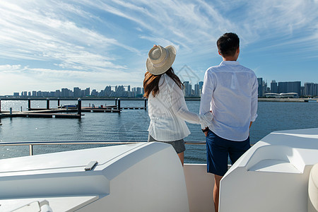 浪漫的青年夫妇站在游艇甲板上图片