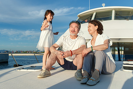 小女孩和祖父母乘坐游艇图片
