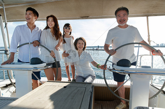 欢乐家庭驾驶帆船出海图片