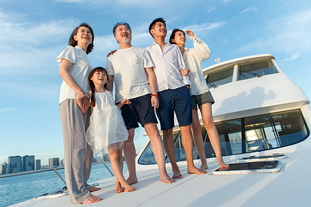 快乐的一家人站在游艇上图片