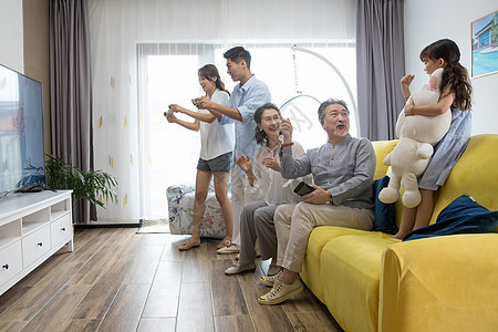 快乐家庭在家玩游戏图片