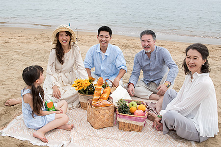 在海边度假的一家人野餐图片