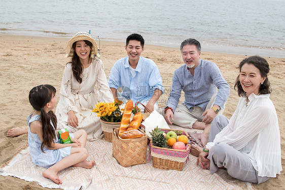 在海边度假的一家人野餐图片