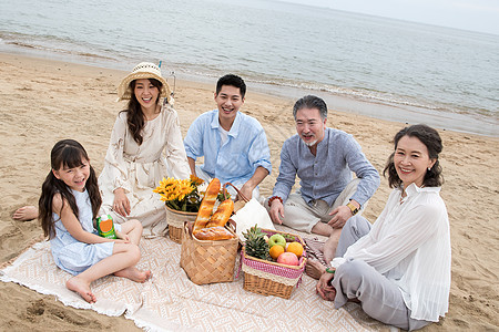 在海边度假的一家人野餐图片