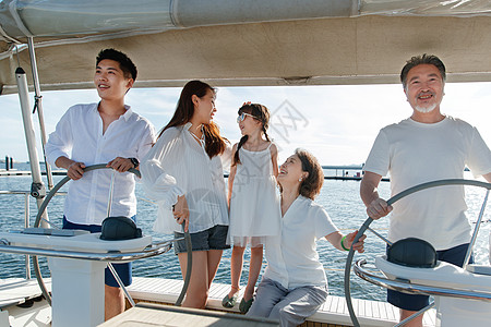 欢乐家庭驾驶帆船出海图片