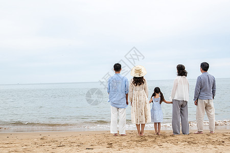 快乐的一家人站在海滩上图片