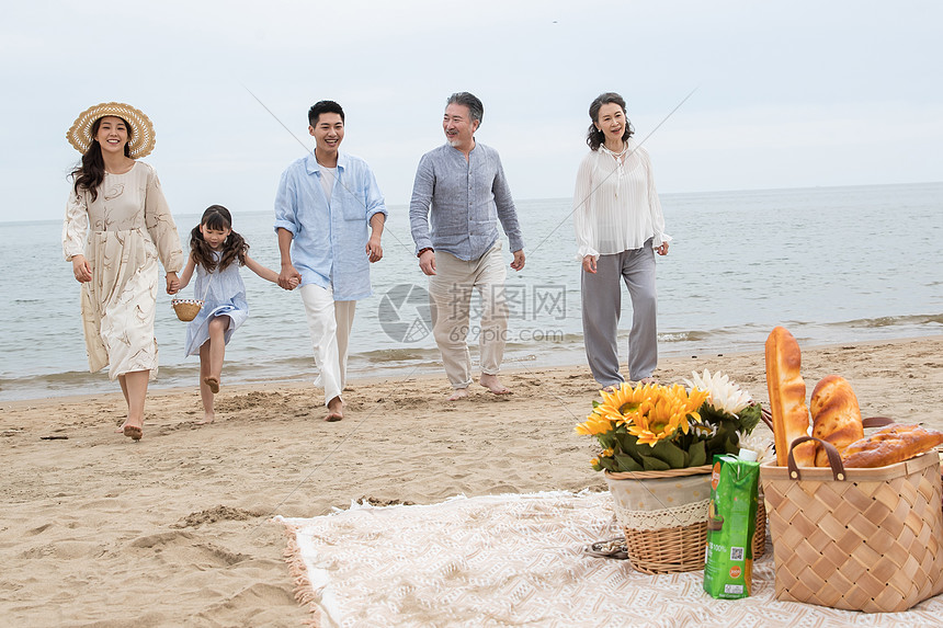 在海边度假的一家人图片