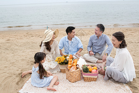 在海边度假的一家人野餐图片