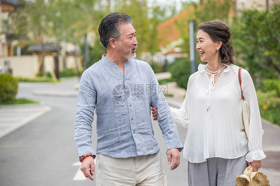 老年夫妇在户外散步图片