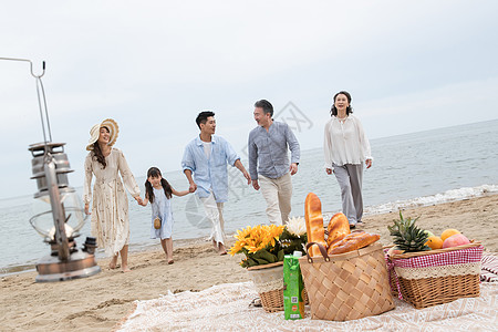 一家人海边在海边度假的一家人背景