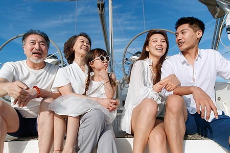 欢乐家庭乘坐游艇出海图片