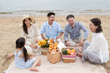 在海边度假的一家人野餐图片