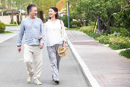 老年夫妇在户外散步图片