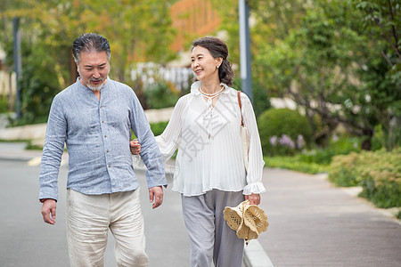 老年夫妇在户外散步图片